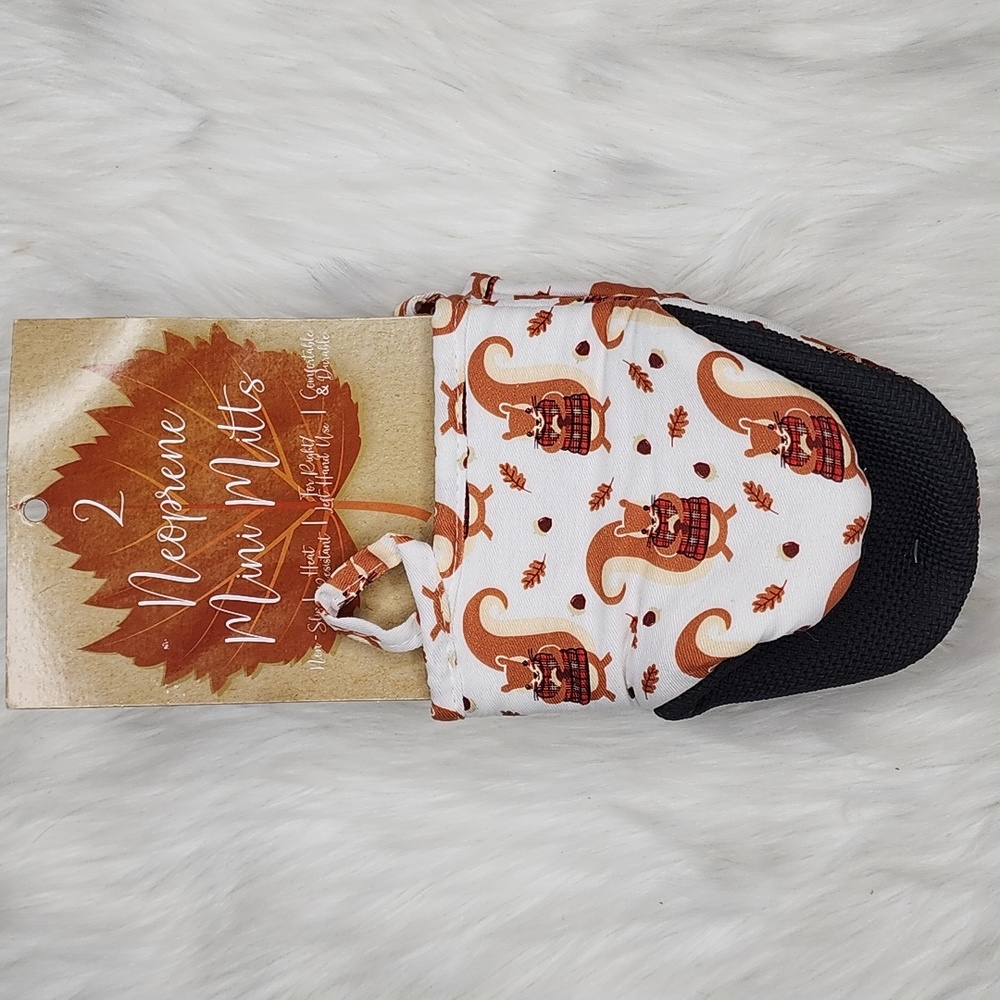 2 Neoprene Non Slip Heat Resistant Mini Mitts Squirrel Pattern